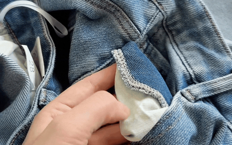 Kh&ocirc;ng cần mặc thử, đ&acirc;y l&agrave; mẹo để ph&acirc;n biệt quần jeans xịn hay kh&ocirc;ng chỉ bằng mắt thường!- Ảnh 18.