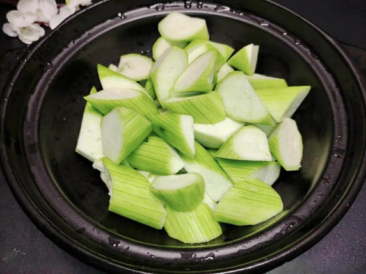 Cứ hễ h&ocirc;m n&agrave;o mẹ t&ocirc;i nấu m&oacute;n canh n&agrave;y l&agrave; cả nh&agrave; x&igrave; xụp h&uacute;p nước d&ugrave;ng sạch đến giọt cuối c&ugrave;ng- Ảnh 1.