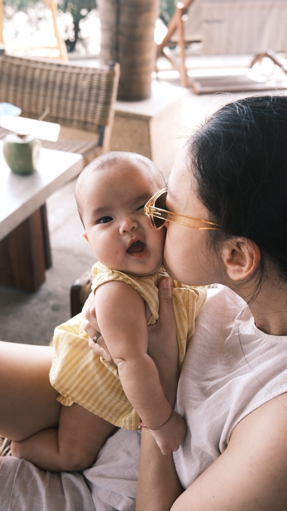 N&oacute;i kh&ocirc;ng với &eacute;p ăn, mẹ V&acirc;n - ba Huy chăm con cực kh&eacute;o, b&eacute; Gạo vẫn h&aacute;u ăn, m&ecirc; ăn dặm mỗi ng&agrave;y- Ảnh 1.