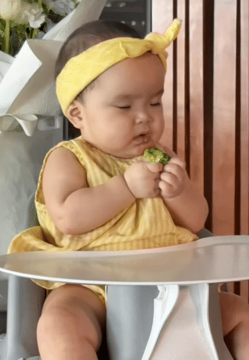 N&oacute;i kh&ocirc;ng với &eacute;p ăn, mẹ V&acirc;n - ba Huy chăm con cực kh&eacute;o, b&eacute; Gạo vẫn h&aacute;u ăn, m&ecirc; ăn dặm mỗi ng&agrave;y- Ảnh 5.