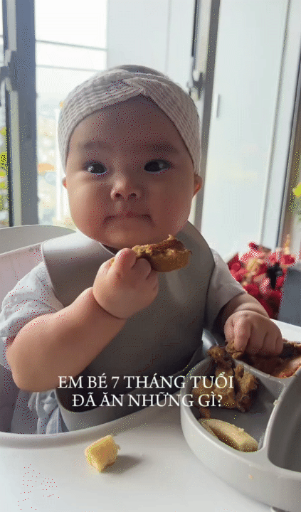 N&oacute;i kh&ocirc;ng với &eacute;p ăn, mẹ V&acirc;n - ba Huy chăm con cực kh&eacute;o, b&eacute; Gạo vẫn h&aacute;u ăn, m&ecirc; ăn dặm mỗi ng&agrave;y- Ảnh 2.