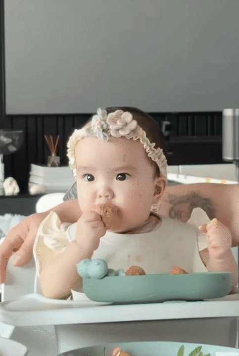 N&oacute;i kh&ocirc;ng với &eacute;p ăn, mẹ V&acirc;n - ba Huy chăm con cực kh&eacute;o, b&eacute; Gạo vẫn h&aacute;u ăn, m&ecirc; ăn dặm mỗi ng&agrave;y- Ảnh 8.