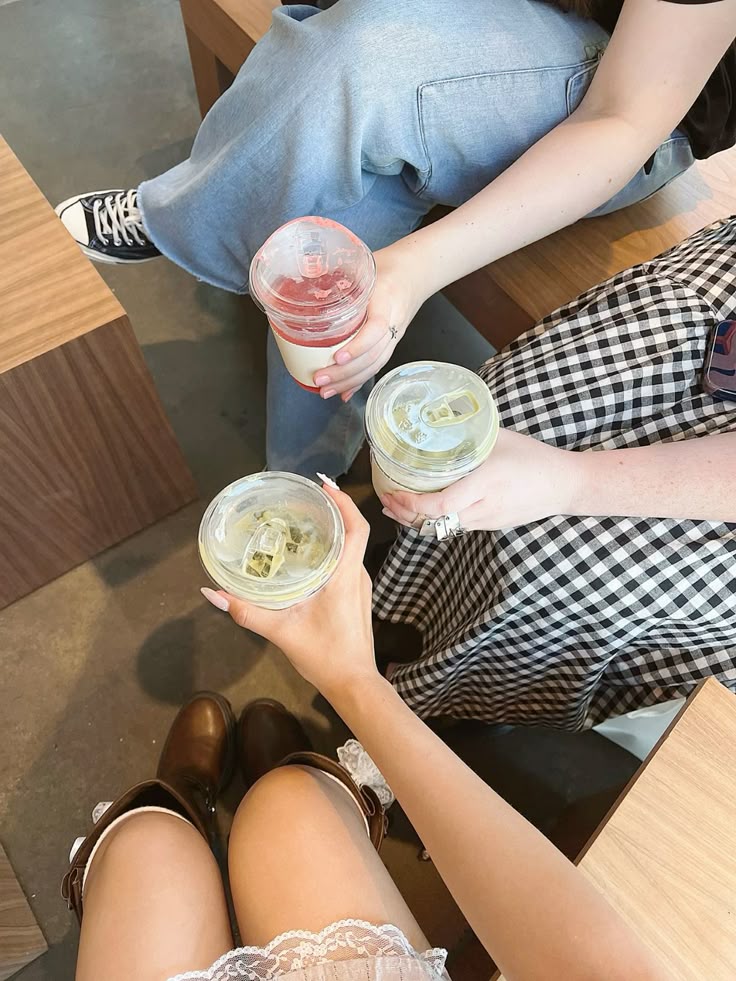 Một ng&agrave;y ti&ecirc;u tiền kiểu mới của d&acirc;n văn ph&ograve;ng- Ảnh 1.