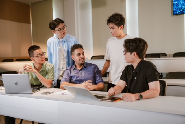 Vingroup khai giảng kh&oacute;a đầu ti&ecirc;n chương tr&igrave;nh đ&agrave;o tạo 20.000 Nh&acirc;n t&agrave;i AI thực chiến - Ảnh 5.