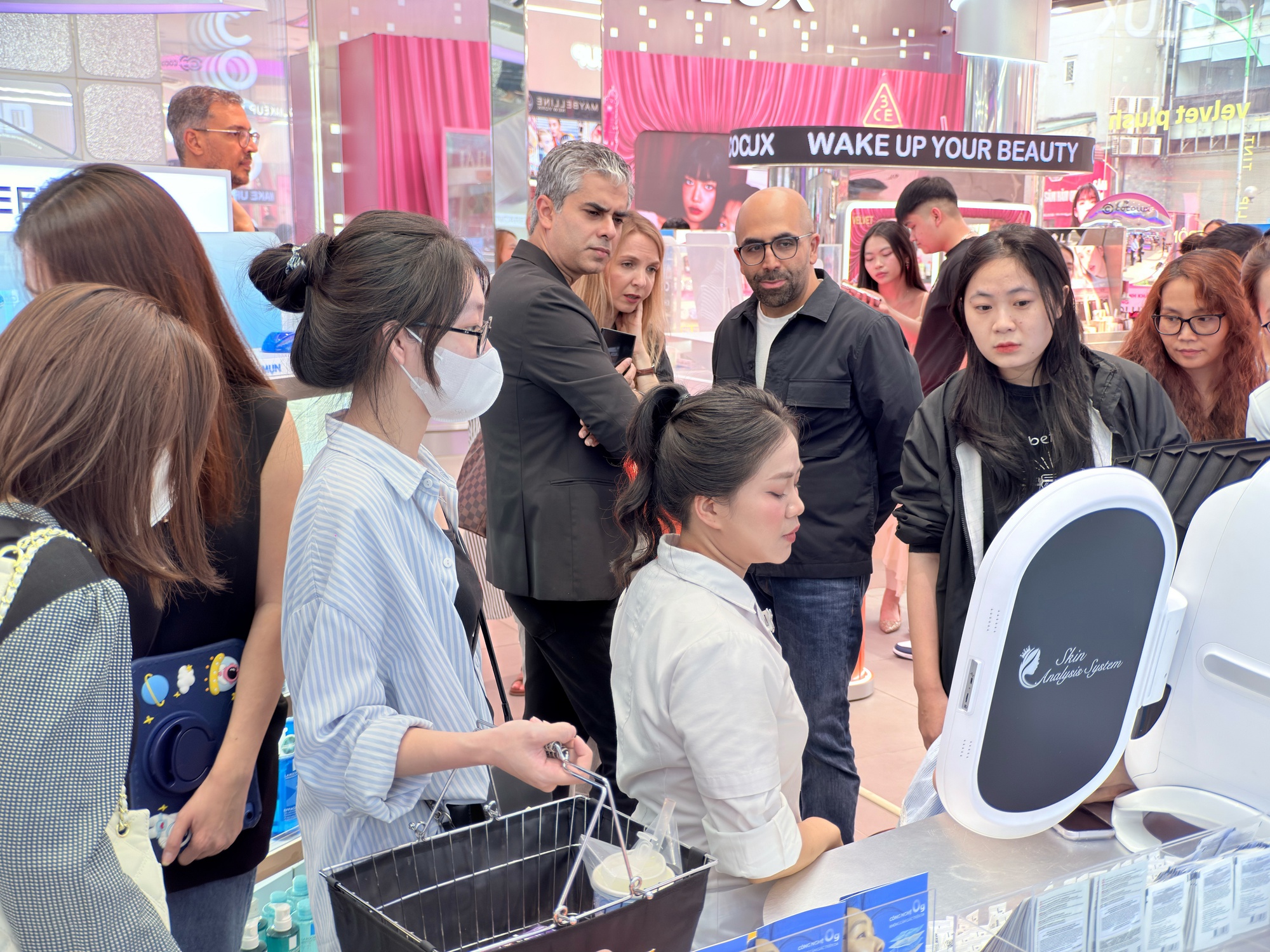 COCOLUX X L&rsquo;OR&Eacute;AL củng cố quan hệ chiến lược, mở rộng hợp t&aacute;c tại Việt Nam - Ảnh 1.