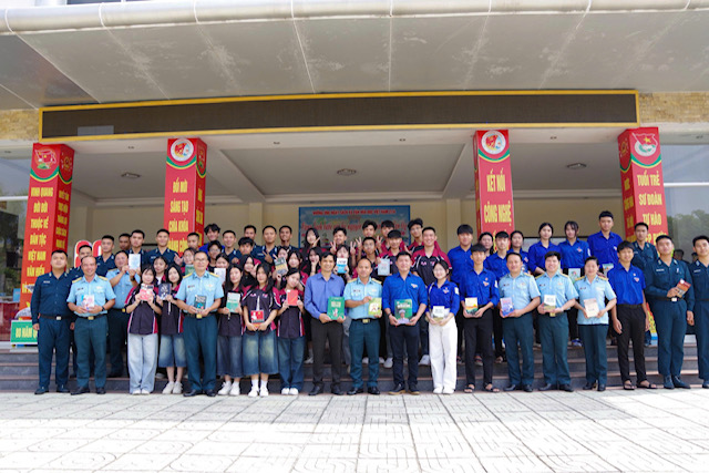 Sư đo&agrave;n 377 tổ chức &ldquo;Kh&ocirc;ng gian văn h&oacute;a s&aacute;ch v&agrave; người chiến sĩ canh trời&rdquo; năm 2026 - Ảnh 5.