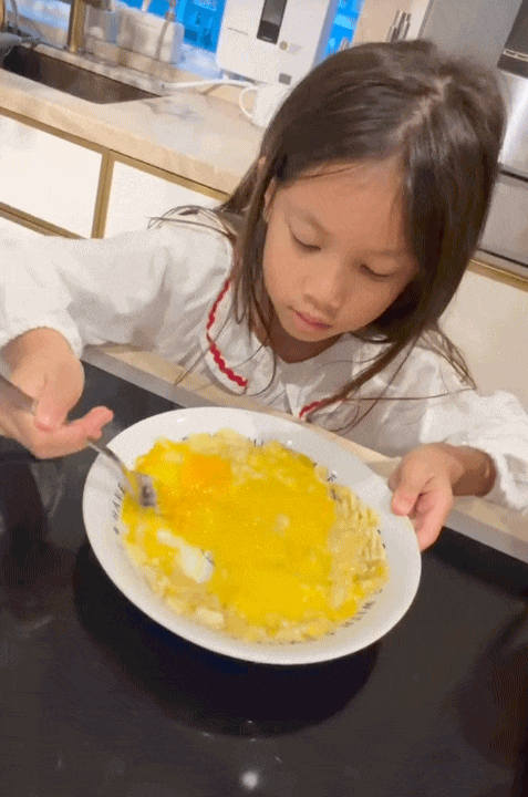 Dậy từ 5 giờ s&aacute;ng l&agrave;m b&aacute;nh c&ugrave;ng mẹ, dạy mẹ ngoại ngữ: B&eacute; Lisa - con g&aacute;i H&agrave; Hồ mới 6 tuổi khiến d&acirc;n mạng th&iacute;ch th&uacute; v&igrave; qu&aacute; lanh lợi- Ảnh 2.