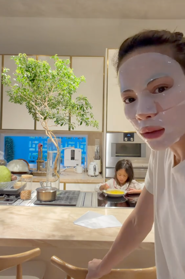 Dậy từ 5 giờ s&aacute;ng l&agrave;m b&aacute;nh c&ugrave;ng mẹ, dạy mẹ ngoại ngữ: B&eacute; Lisa - con g&aacute;i H&agrave; Hồ mới 6 tuổi khiến d&acirc;n mạng th&iacute;ch th&uacute; v&igrave; qu&aacute; lanh lợi- Ảnh 3.