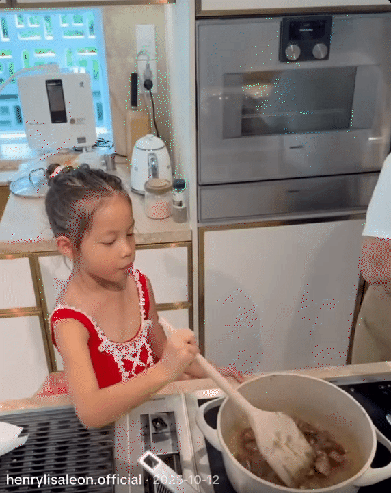 Dậy từ 5 giờ s&aacute;ng l&agrave;m b&aacute;nh c&ugrave;ng mẹ, dạy mẹ ngoại ngữ: B&eacute; Lisa - con g&aacute;i H&agrave; Hồ mới 6 tuổi khiến d&acirc;n mạng th&iacute;ch th&uacute; v&igrave; qu&aacute; lanh lợi- Ảnh 6.