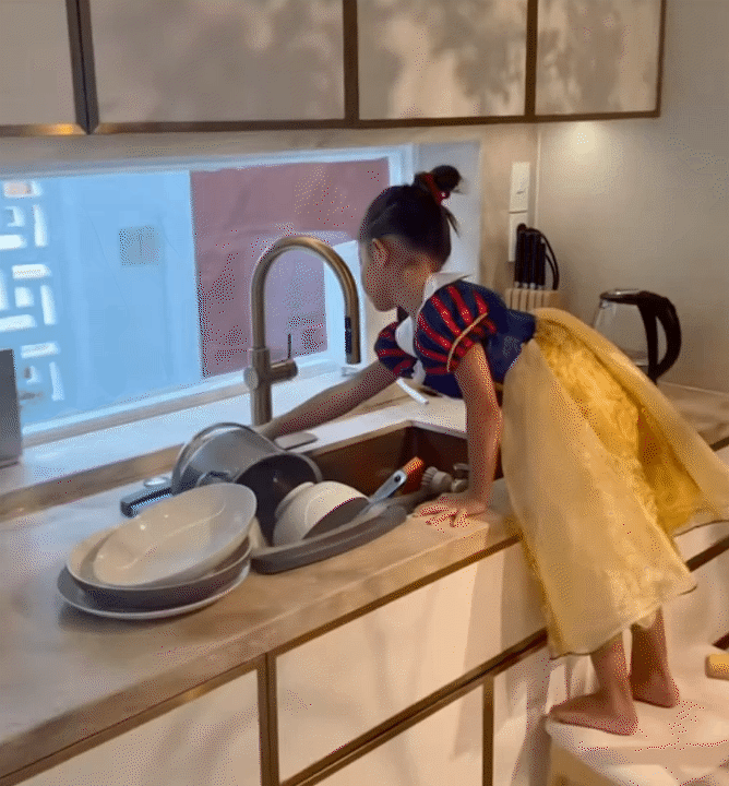 Dậy từ 5 giờ s&aacute;ng l&agrave;m b&aacute;nh c&ugrave;ng mẹ, dạy mẹ ngoại ngữ: B&eacute; Lisa - con g&aacute;i H&agrave; Hồ mới 6 tuổi khiến d&acirc;n mạng th&iacute;ch th&uacute; v&igrave; qu&aacute; lanh lợi- Ảnh 5.