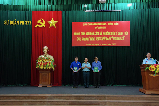 Sư đo&agrave;n 377 tổ chức &ldquo;Kh&ocirc;ng gian văn h&oacute;a s&aacute;ch v&agrave; người chiến sĩ canh trời&rdquo; năm 2026 - Ảnh 4.