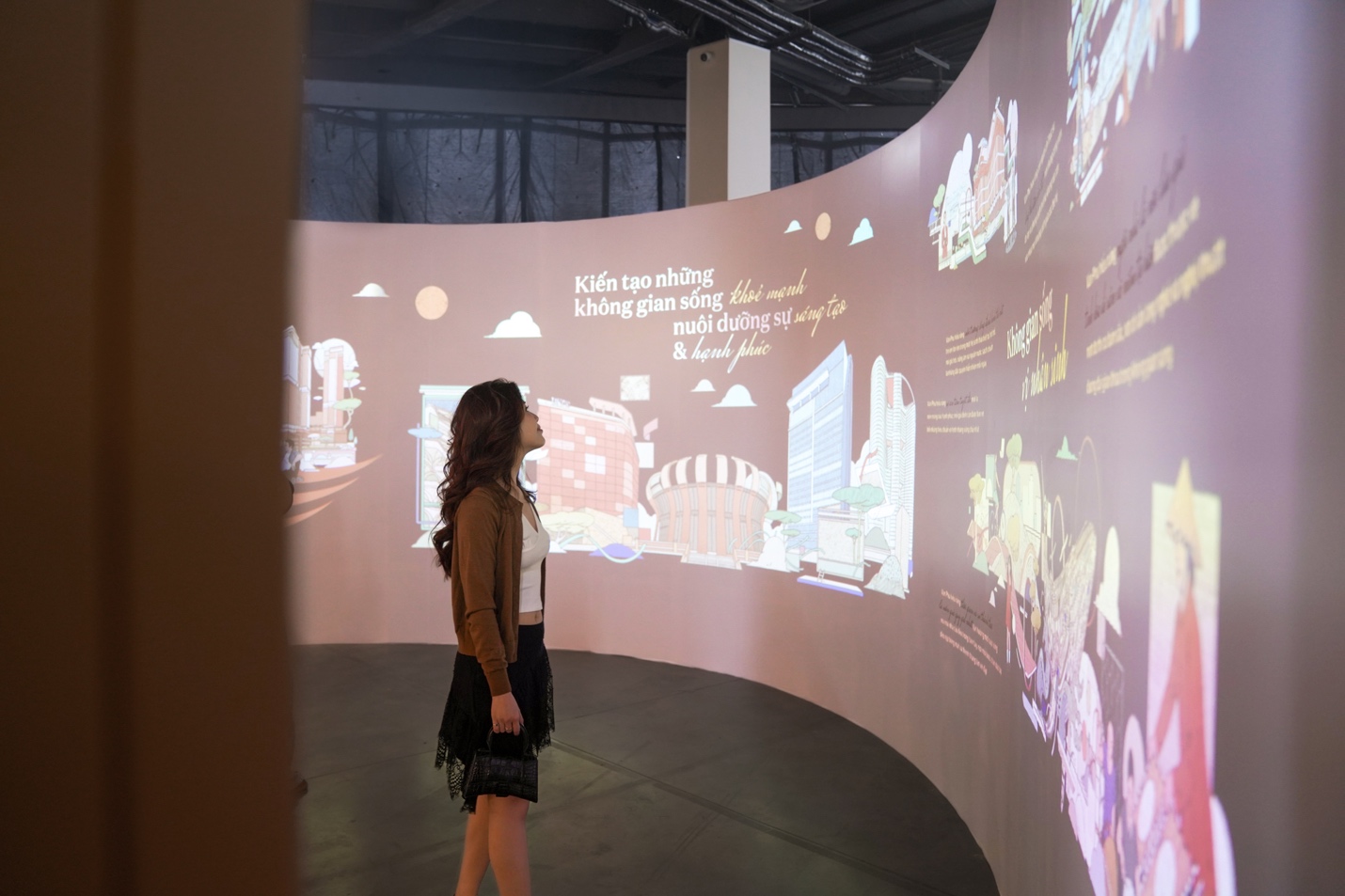 Văn Ph&uacute; kể chuyện &ldquo;vị nh&acirc;n sinh&rdquo; qua triển l&atilde;m đa gi&aacute;c quan - Ảnh 1.