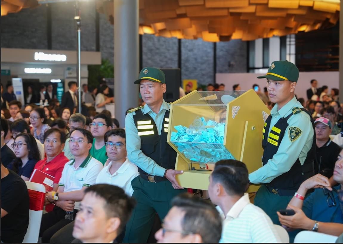 Cầu vượt cung, 900 kh&aacute;ch h&agrave;ng r&uacute;t thăm mua căn hộ Ph&uacute; Mỹ Hưng Harmonie đợt 2 - Ảnh 1.