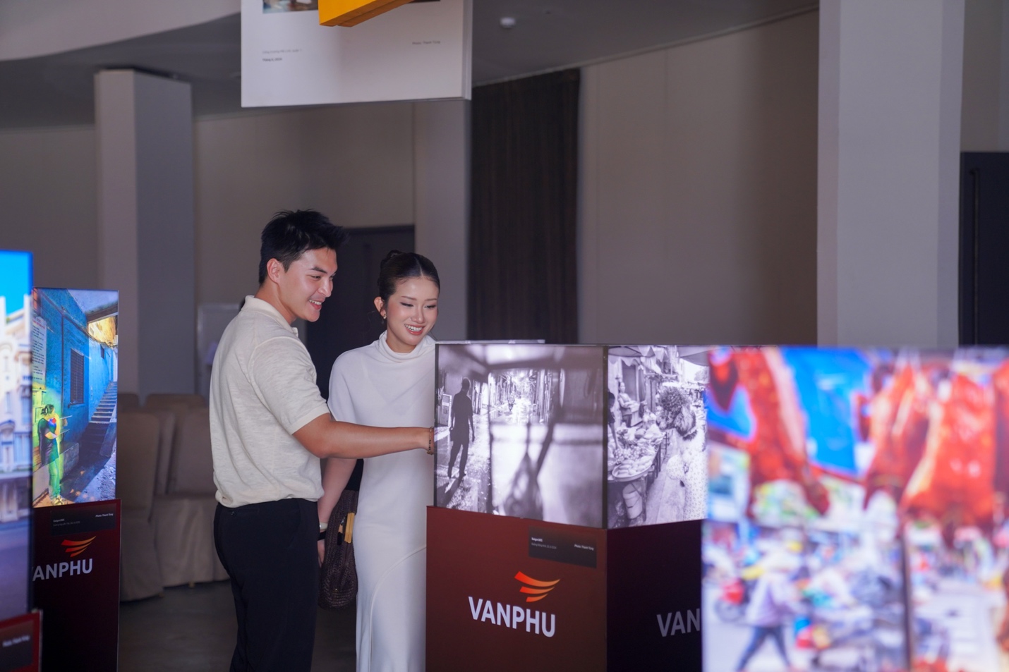 Văn Ph&uacute; kể chuyện &ldquo;vị nh&acirc;n sinh&rdquo; qua triển l&atilde;m đa gi&aacute;c quan - Ảnh 2.