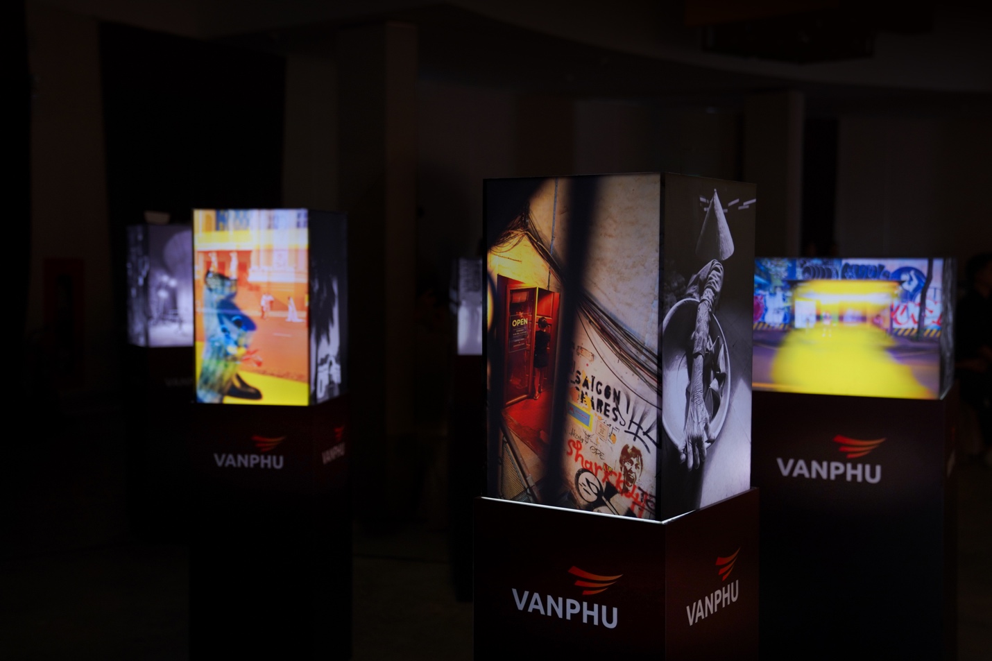 Văn Ph&uacute; kể chuyện &ldquo;vị nh&acirc;n sinh&rdquo; qua triển l&atilde;m đa gi&aacute;c quan - Ảnh 4.