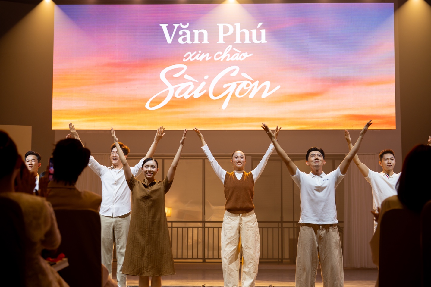 Văn Ph&uacute; kể chuyện &ldquo;vị nh&acirc;n sinh&rdquo; qua triển l&atilde;m đa gi&aacute;c quan - Ảnh 5.