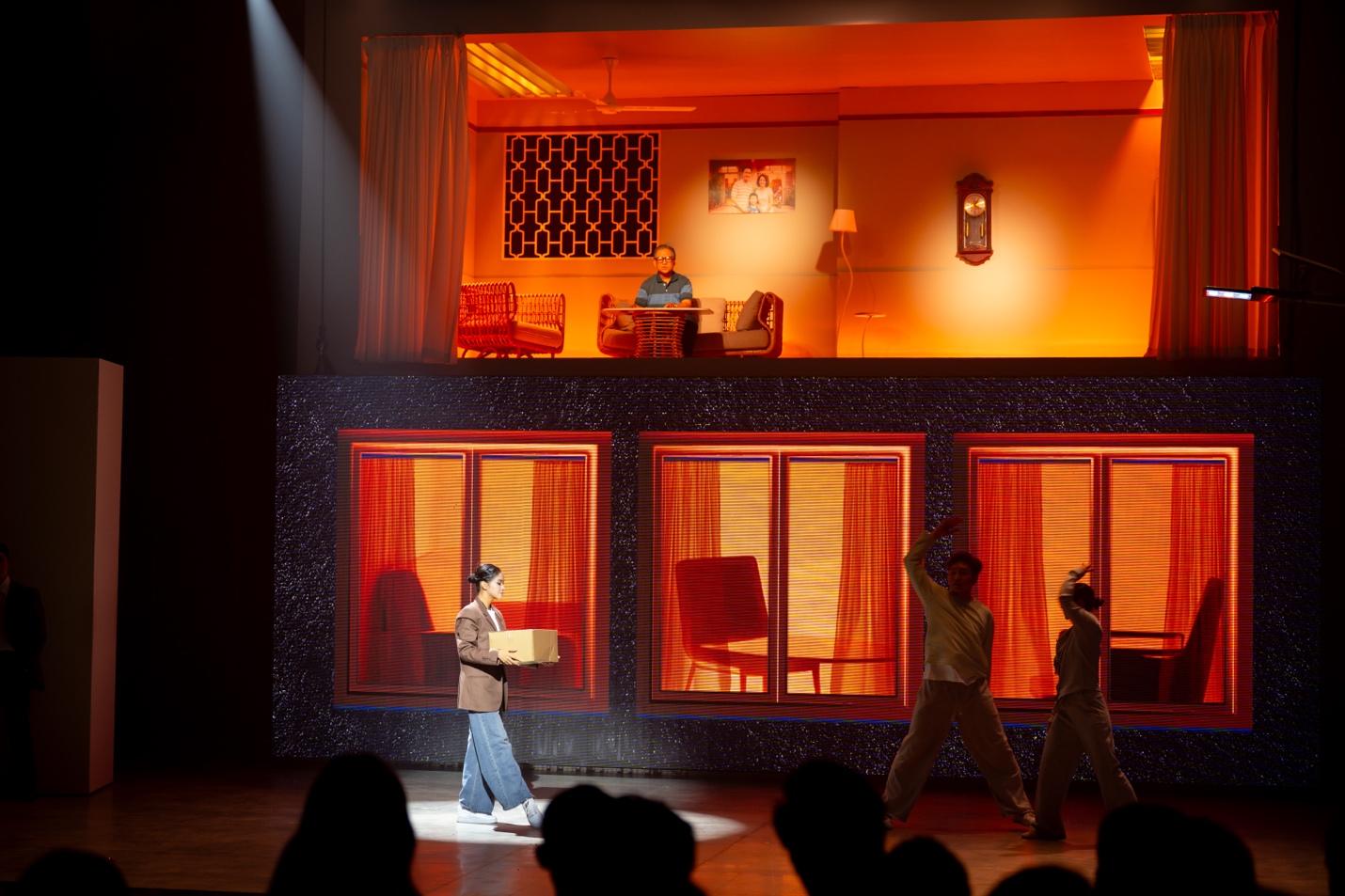 Văn Ph&uacute; kể chuyện &ldquo;vị nh&acirc;n sinh&rdquo; qua triển l&atilde;m đa gi&aacute;c quan - Ảnh 6.