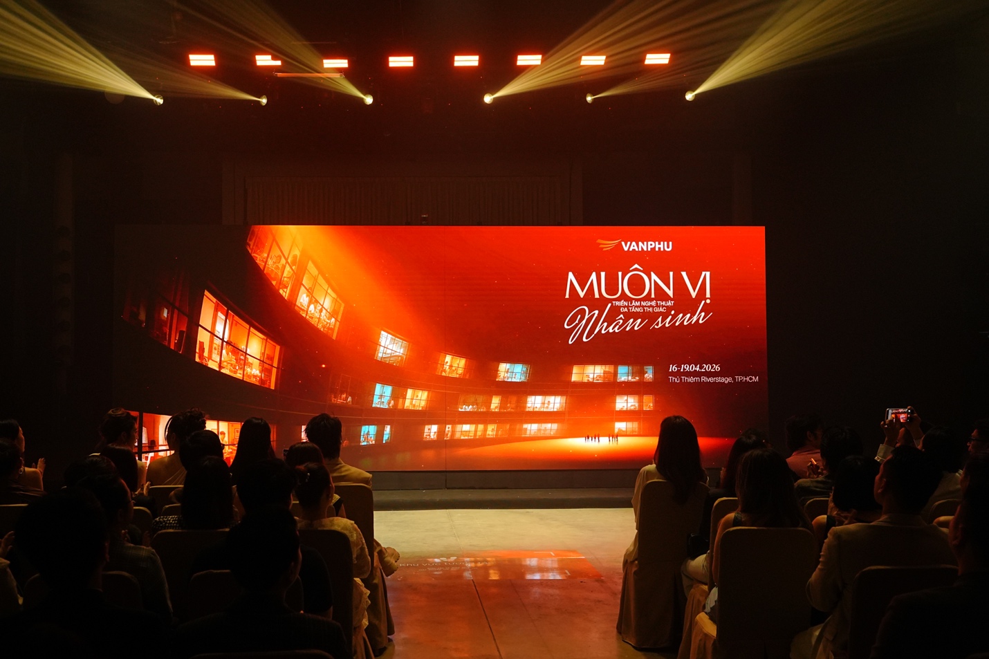 Văn Ph&uacute; kể chuyện &ldquo;vị nh&acirc;n sinh&rdquo; qua triển l&atilde;m đa gi&aacute;c quan - Ảnh 8.