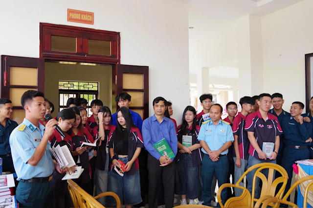 Sư đo&agrave;n 377 tổ chức &ldquo;Kh&ocirc;ng gian văn h&oacute;a s&aacute;ch v&agrave; người chiến sĩ canh trời&rdquo; năm 2026 - Ảnh 6.