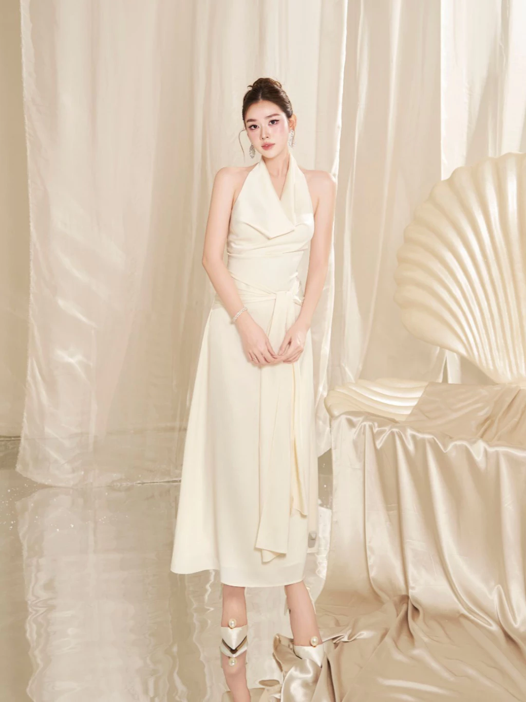 Ngọc Trinh - Tiểu Vy đọ d&aacute;ng bất ph&acirc;n thắng bại khi đụng h&agrave;ng- Ảnh 7.