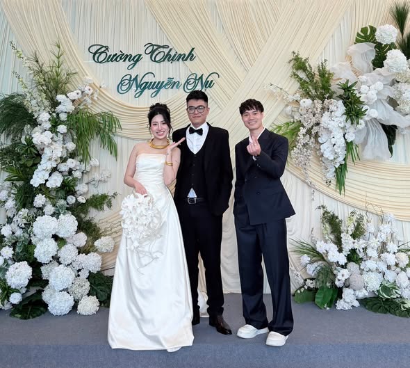 Cầu thủ Văn To&agrave;n lịch l&atilde;m với vest cổ điển xen hiện đại trong tiệc cưới em g&aacute;i- Ảnh 1.