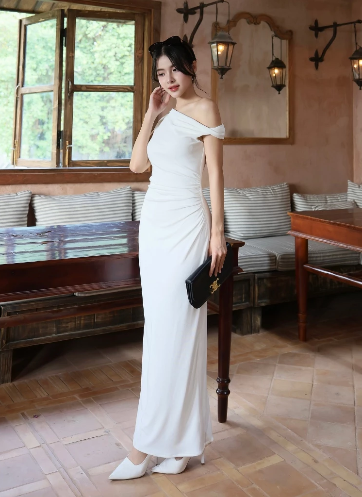 Ngọc Trinh - Tiểu Vy đọ d&aacute;ng bất ph&acirc;n thắng bại khi đụng h&agrave;ng- Ảnh 8.