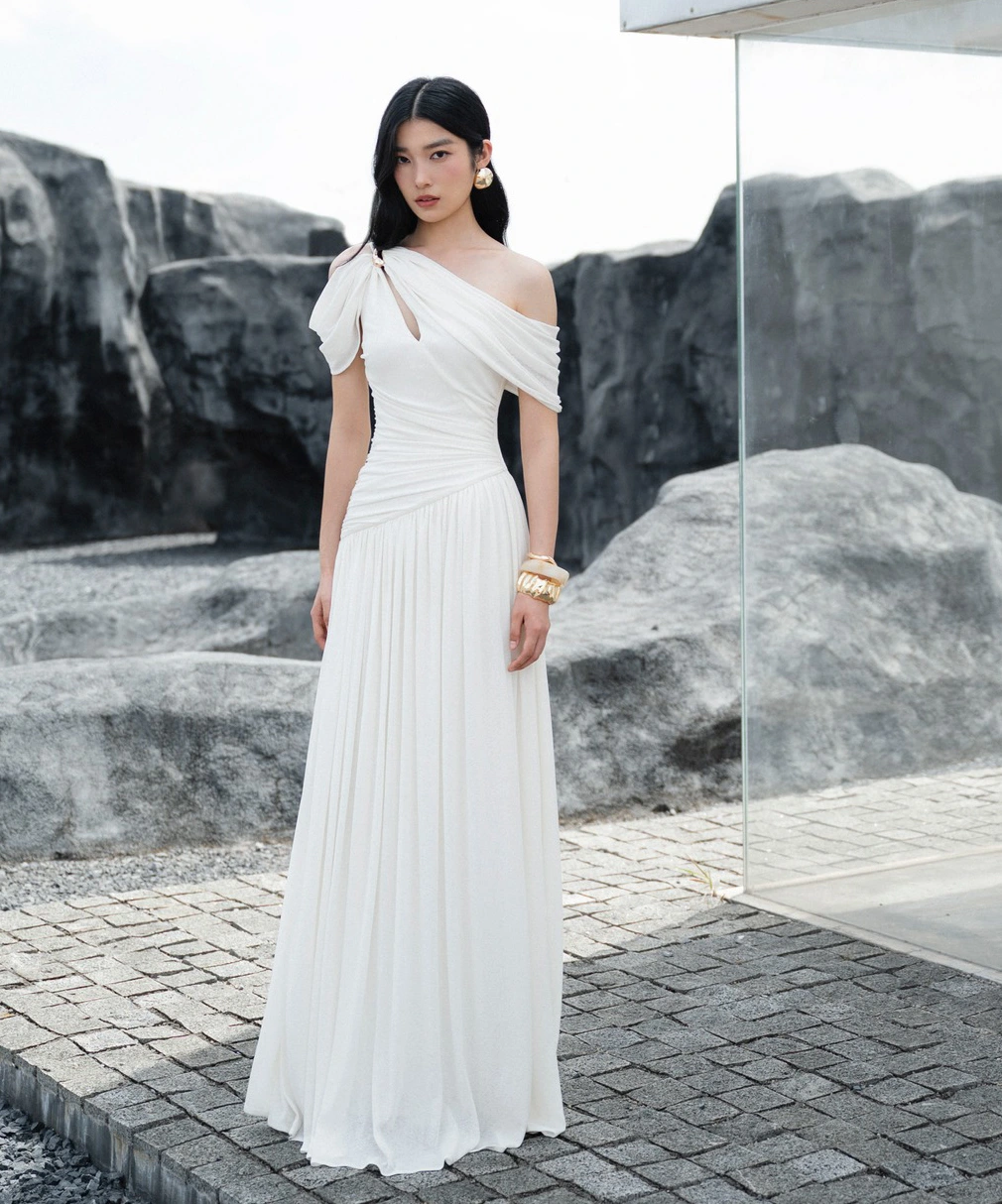 Ngọc Trinh - Tiểu Vy đọ d&aacute;ng bất ph&acirc;n thắng bại khi đụng h&agrave;ng- Ảnh 4.