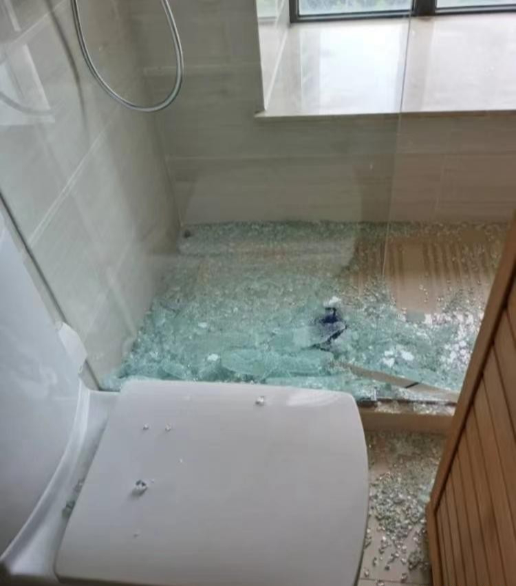 Nhiều gia đ&igrave;nh bỏ v&aacute;ch tắm k&iacute;nh: 5 giải ph&aacute;p thay thế gi&uacute;p ph&ograve;ng tắm gọn hơn, đỡ phải lau dọn mỗi ng&agrave;y - Ảnh 2.