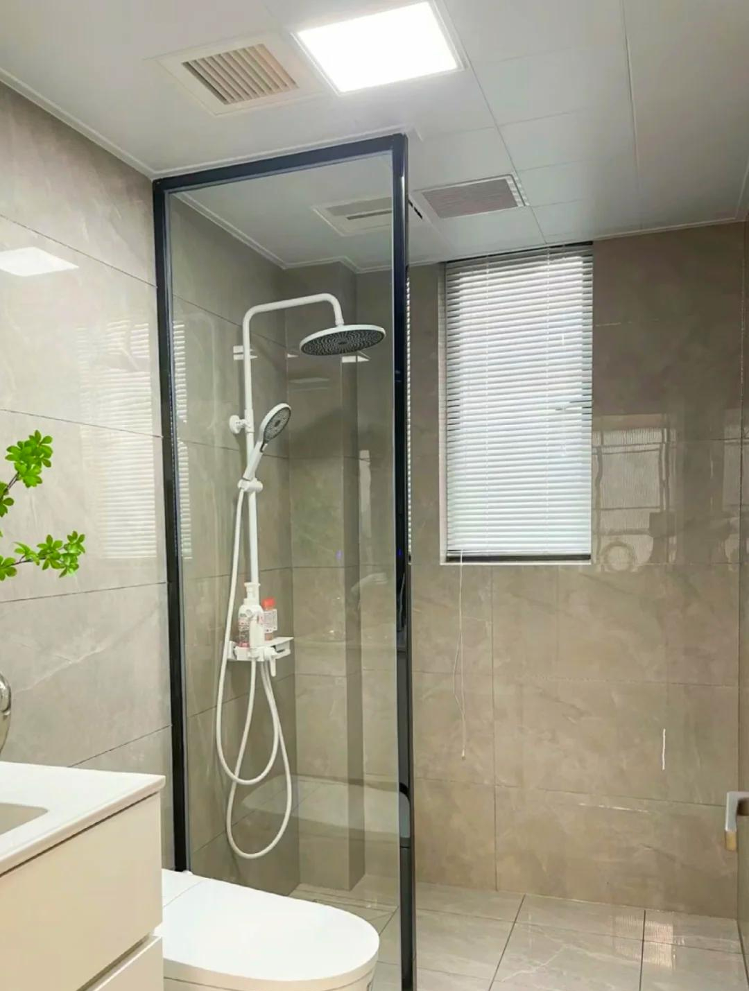 Nhiều gia đ&igrave;nh bỏ v&aacute;ch tắm k&iacute;nh: 5 giải ph&aacute;p thay thế gi&uacute;p ph&ograve;ng tắm gọn hơn, đỡ phải lau dọn mỗi ng&agrave;y - Ảnh 3.