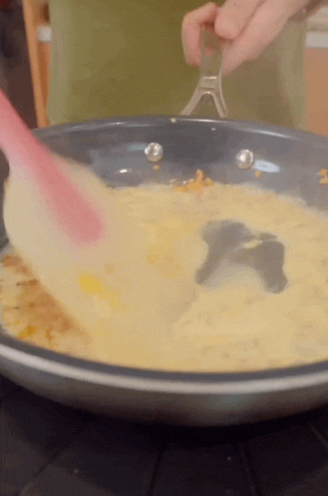 Hội chị em x&ocirc;n xao với căn bếp c&oacute; &ldquo;bếp nấu v&ocirc; h&igrave;nh&rdquo;: Nh&igrave;n như b&agrave;n ăn, đặt nồi ở đ&acirc;u nấu được ở đ&oacute;- Ảnh 3.