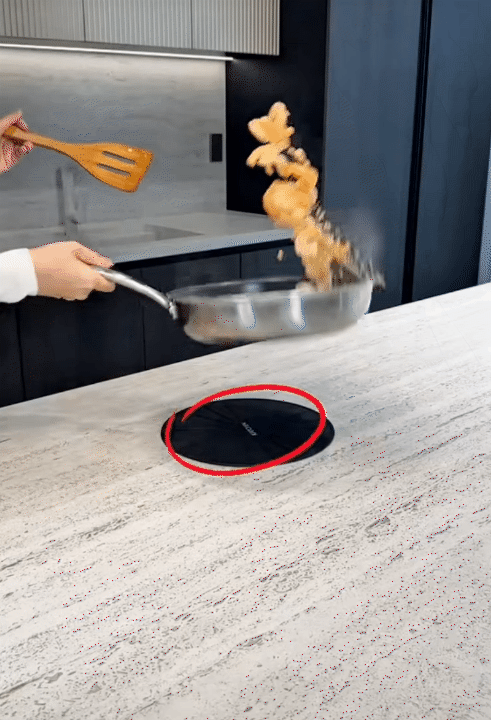 Hội chị em x&ocirc;n xao với căn bếp c&oacute; &ldquo;bếp nấu v&ocirc; h&igrave;nh&rdquo;: Nh&igrave;n như b&agrave;n ăn, đặt nồi ở đ&acirc;u nấu được ở đ&oacute;- Ảnh 10.