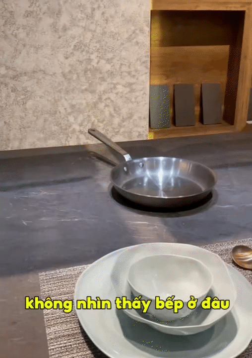 Hội chị em x&ocirc;n xao với căn bếp c&oacute; &ldquo;bếp nấu v&ocirc; h&igrave;nh&rdquo;: Nh&igrave;n như b&agrave;n ăn, đặt nồi ở đ&acirc;u nấu được ở đ&oacute;- Ảnh 13.