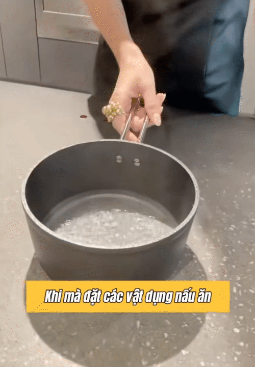 Hội chị em x&ocirc;n xao với căn bếp c&oacute; &ldquo;bếp nấu v&ocirc; h&igrave;nh&rdquo;: Nh&igrave;n như b&agrave;n ăn, đặt nồi ở đ&acirc;u nấu được ở đ&oacute;- Ảnh 15.