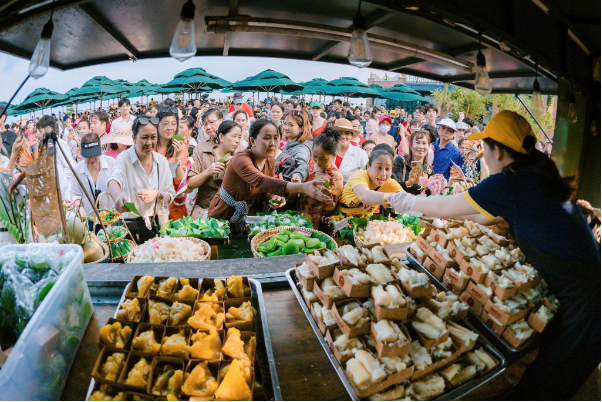 N&uacute;i B&agrave; Đen dịp lễ Giỗ Tổ v&agrave; 30/4: Đi chợ bằng l&aacute; v&agrave; "xuy&ecirc;n kh&ocirc;ng" về thời chiến - Ảnh 1.