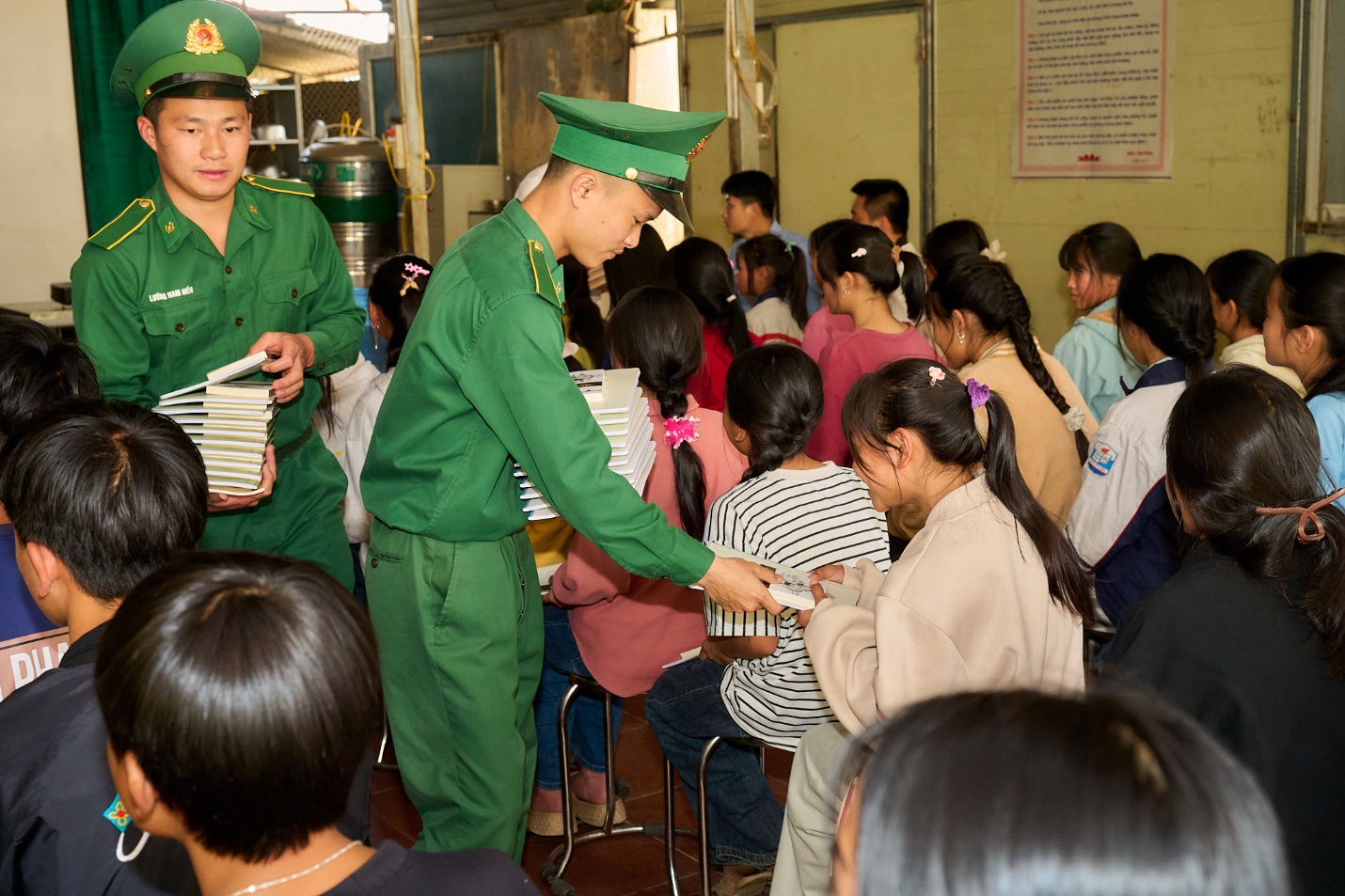 H&agrave;nh tr&igrave;nh Từ Tr&aacute;i Tim &ndash; L&ecirc;n bi&ecirc;n giới trao kh&aacute;t vọng, lan tỏa tri thức - Ảnh 13.