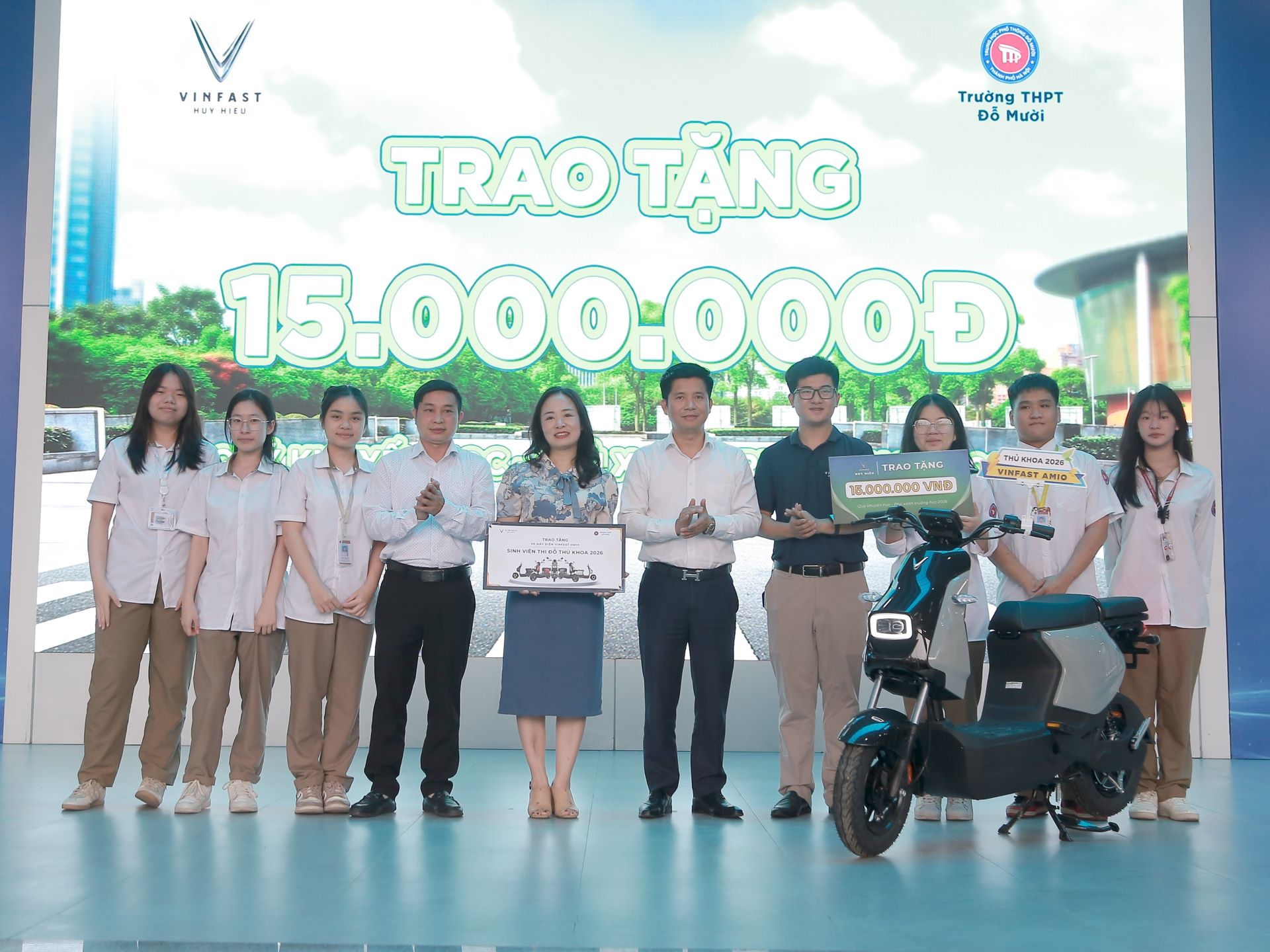 Học sinh H&agrave; Nội th&iacute;ch th&uacute; l&aacute;i thử xe m&aacute;y điện VinFast, g&oacute;p phần lan tỏa lối sống xanh - Ảnh 3.