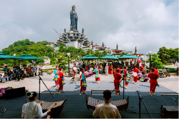 N&uacute;i B&agrave; Đen dịp lễ Giỗ Tổ v&agrave; 30/4: Đi chợ bằng l&aacute; v&agrave; "xuy&ecirc;n kh&ocirc;ng" về thời chiến - Ảnh 4.