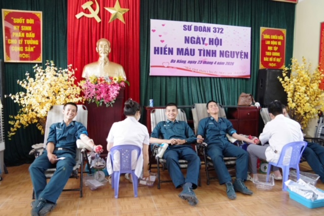 C&aacute;n bộ, đo&agrave;n vi&ecirc;n, thanh ni&ecirc;n Sư đo&agrave;n 372 xung k&iacute;ch tham gia hiến m&aacute;u t&igrave;nh nguyện năm 2026 - Ảnh 1.