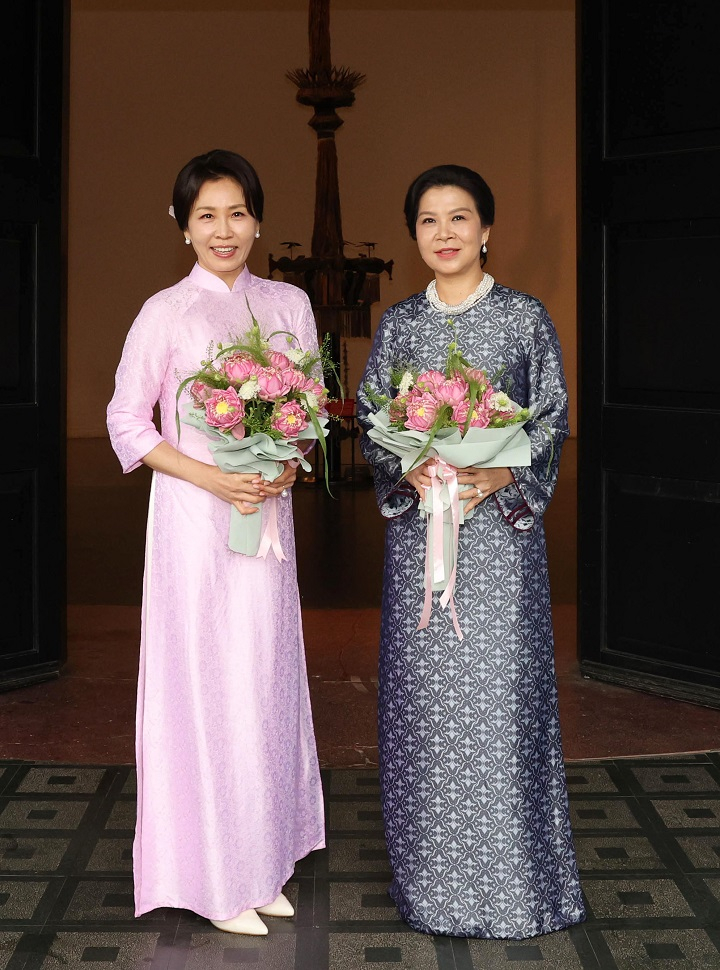 Phu nh&acirc;n Tổng B&iacute; thư, Chủ tịch nước T&ocirc; L&acirc;m tặng &Aacute;o d&agrave;i cho Phu nh&acirc;n Tổng thống H&agrave;n Quốc: Nhiều khung h&igrave;nh đẹp mỹ m&atilde;n trong chuyến thăm- Ảnh 8.