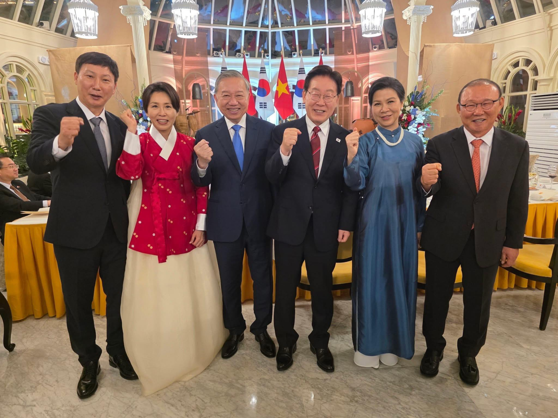 Phu nh&acirc;n Tổng B&iacute; thư, Chủ tịch nước T&ocirc; L&acirc;m tặng &Aacute;o d&agrave;i cho Phu nh&acirc;n Tổng thống H&agrave;n Quốc: Nhiều khung h&igrave;nh đẹp mỹ m&atilde;n trong chuyến thăm- Ảnh 7.