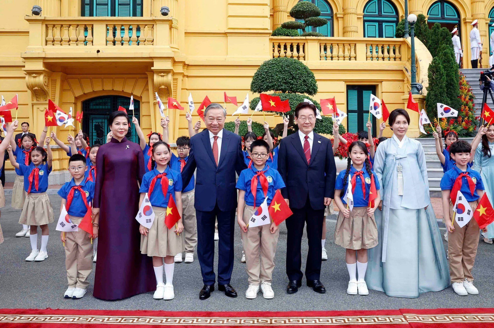 Phu nh&acirc;n Tổng B&iacute; thư, Chủ tịch nước T&ocirc; L&acirc;m tặng &Aacute;o d&agrave;i cho Phu nh&acirc;n Tổng thống H&agrave;n Quốc: Nhiều khung h&igrave;nh đẹp mỹ m&atilde;n trong chuyến thăm- Ảnh 2.