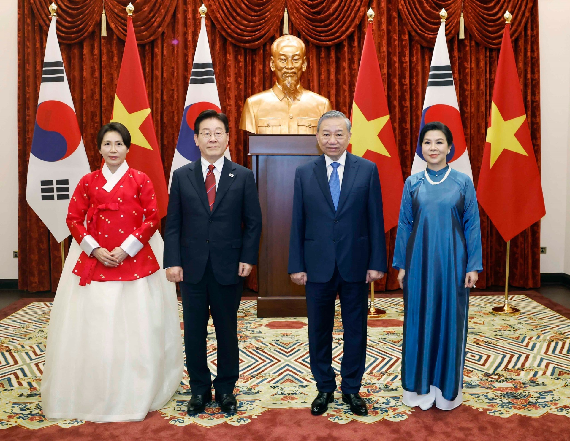 Phu nh&acirc;n Tổng B&iacute; thư, Chủ tịch nước T&ocirc; L&acirc;m tặng &Aacute;o d&agrave;i cho Phu nh&acirc;n Tổng thống H&agrave;n Quốc: Nhiều khung h&igrave;nh đẹp mỹ m&atilde;n trong chuyến thăm- Ảnh 5.