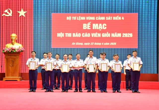 S&ocirc;i nổi Hội thi b&aacute;o c&aacute;o vi&ecirc;n giỏi tại Bộ Tư lệnh V&ugrave;ng Cảnh s&aacute;t biển 4 - Ảnh 6.