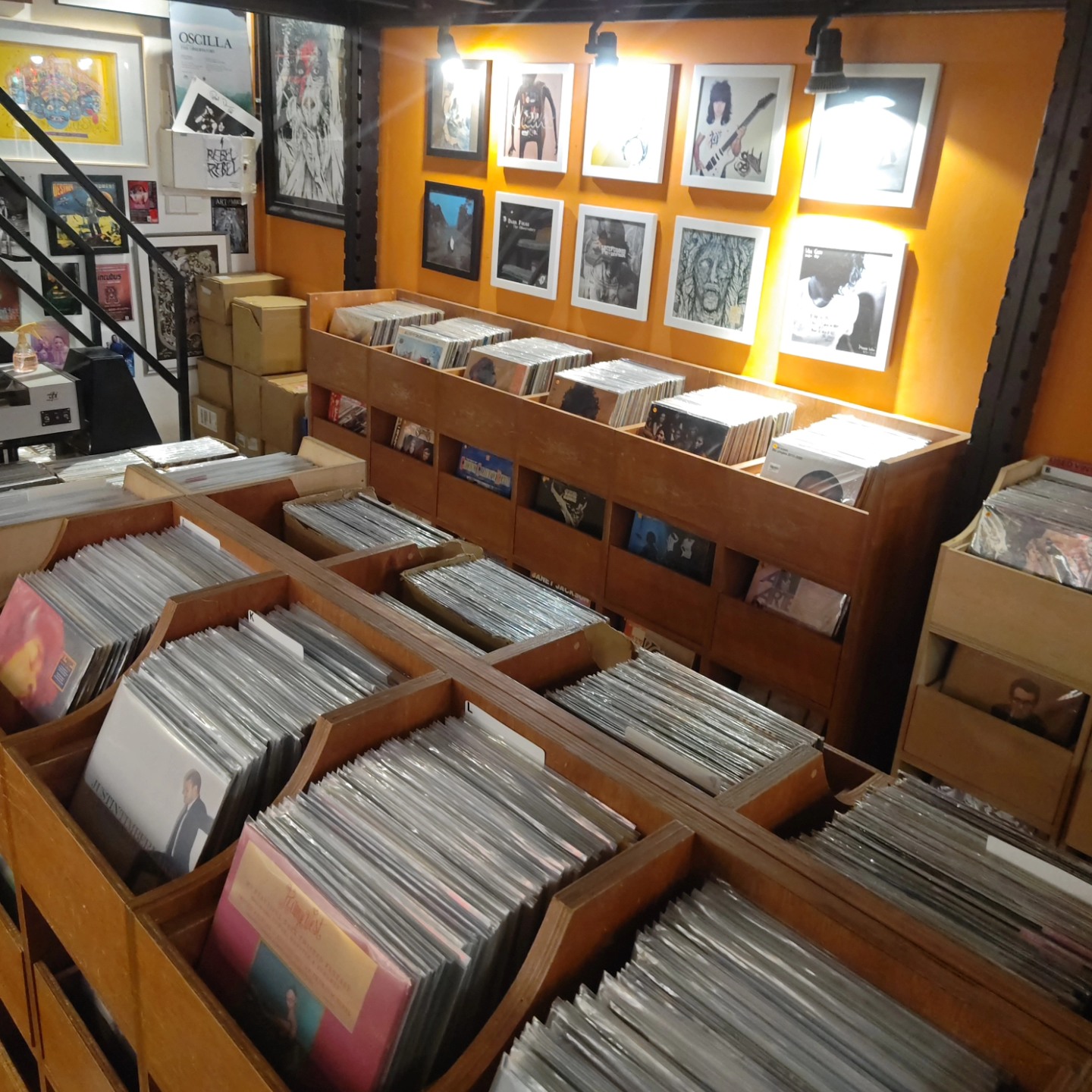 Săn &ldquo;kho b&aacute;u&rdquo; giữa l&ograve;ng Singapore: Từ đĩa than vinyl, đồ vintage đến những vật phẩm sưu tầm c&oacute; 1-0-2- Ảnh 3.