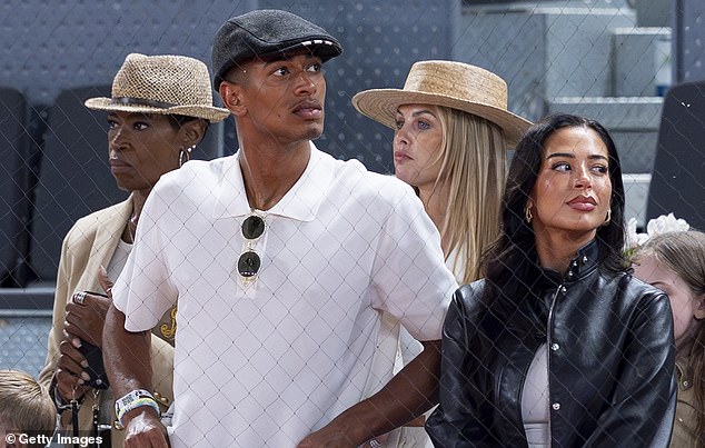 Paparazzi tóm dính ngôi sao bóng đá hẹn hò chị đẹp ở sân tennis - Ảnh 1.