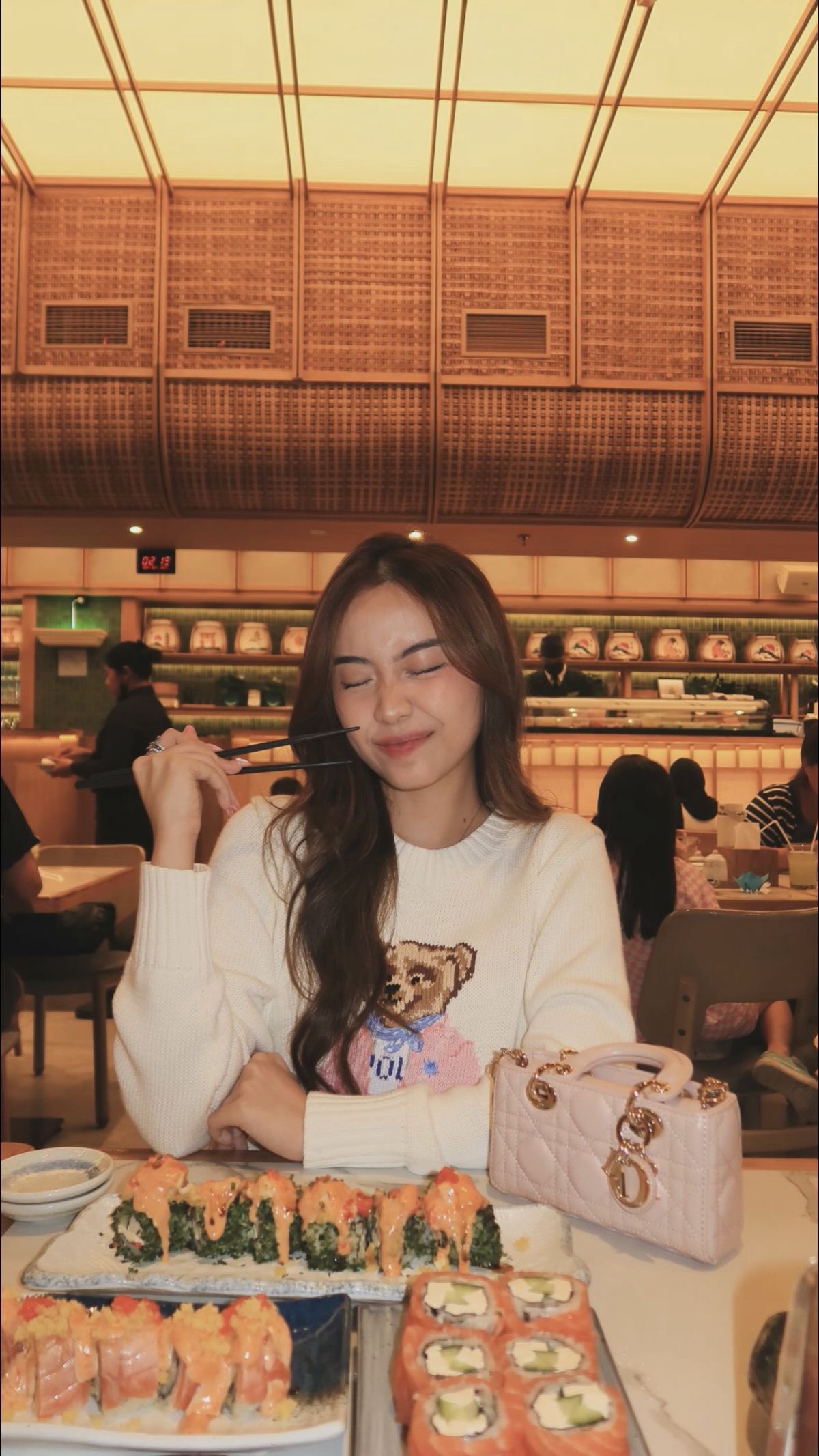 &Aacute;p lực &ldquo;sống như tr&ecirc;n mạng&rdquo; khiến nhiều người ti&ecirc;u tiền vượt khả năng v&agrave; những hệ lụy ph&iacute;a sau- Ảnh 2.