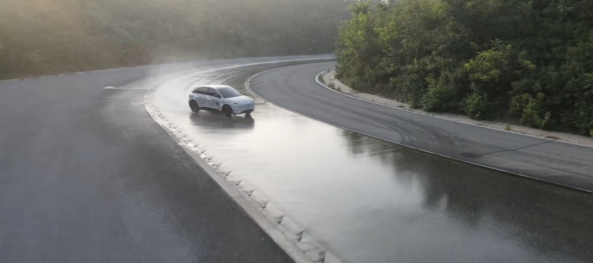 Loạt b&agrave;i thử vận h&agrave;nh cho thấy định hướng ch&uacute; trọng an to&agrave;n tr&ecirc;n Geely EX2 - Ảnh 1.