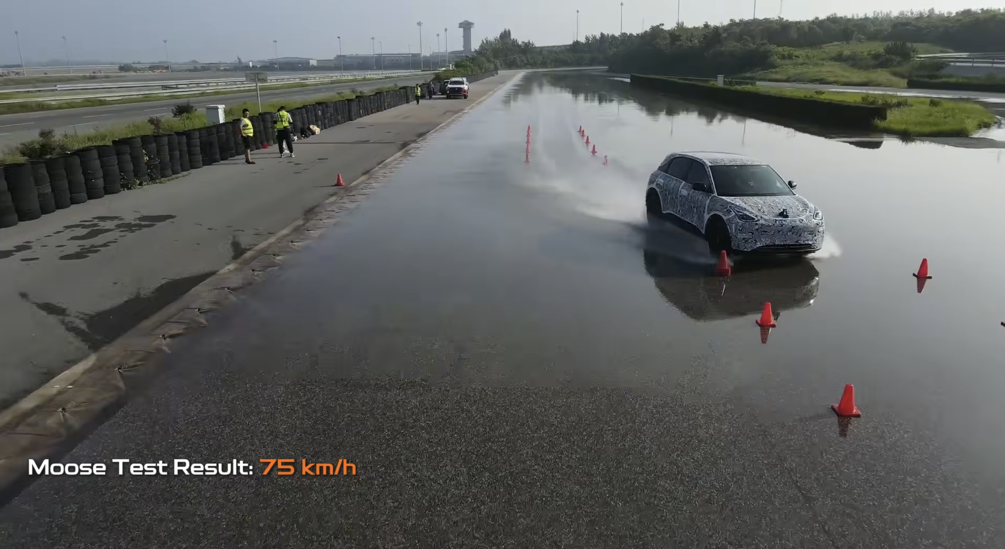 Loạt b&agrave;i thử vận h&agrave;nh cho thấy định hướng ch&uacute; trọng an to&agrave;n tr&ecirc;n Geely EX2 - Ảnh 2.