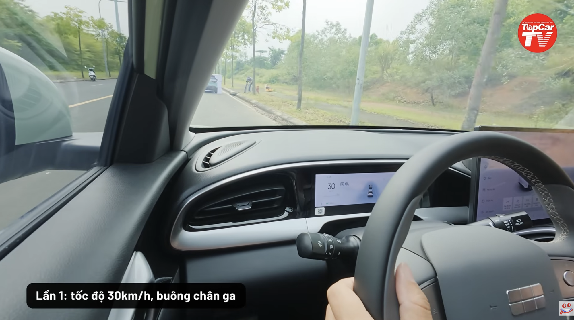 Loạt b&agrave;i thử vận h&agrave;nh cho thấy định hướng ch&uacute; trọng an to&agrave;n tr&ecirc;n Geely EX2 - Ảnh 5.