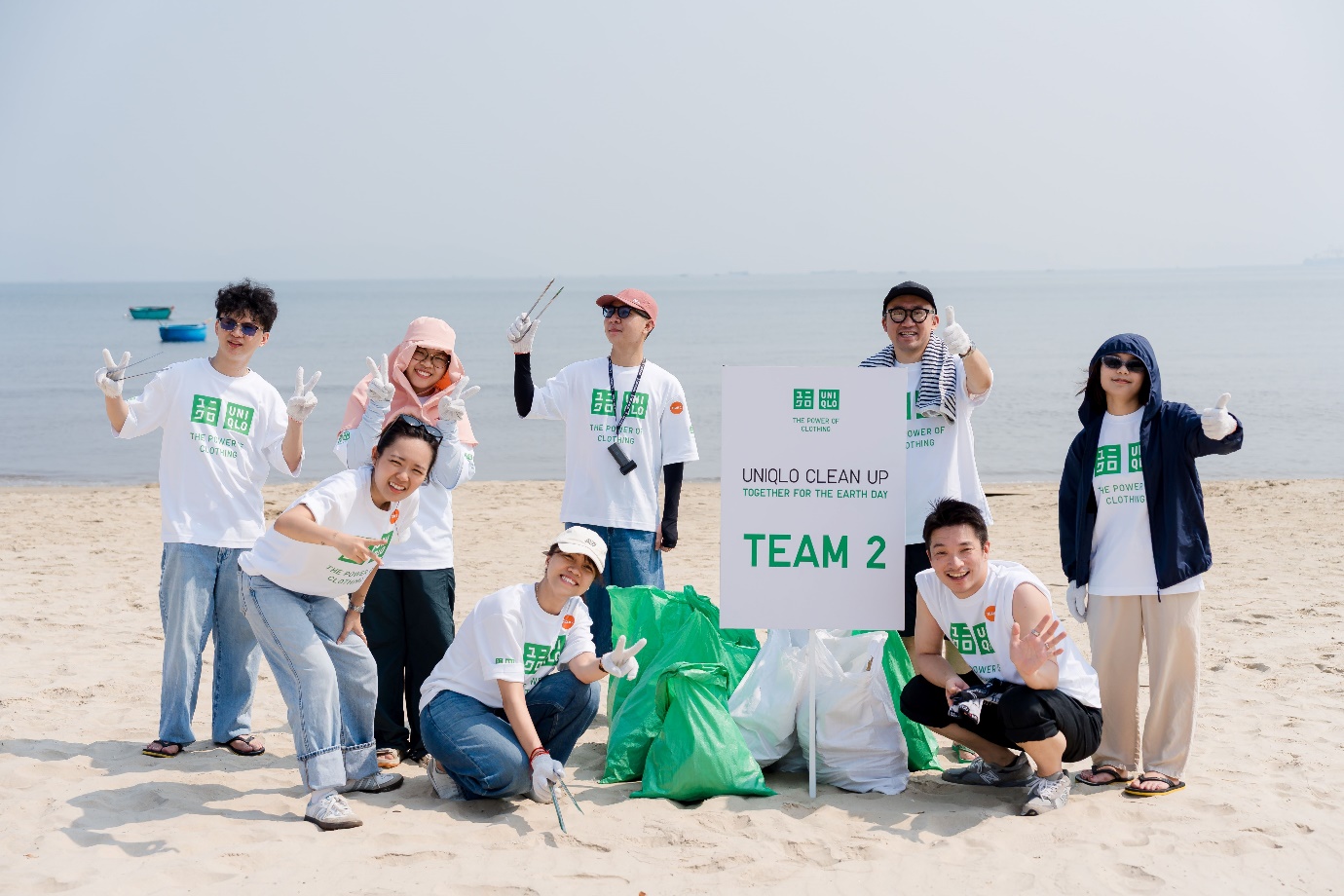 Nh&acirc;n vi&ecirc;n UNIQLO dọn r&aacute;c b&atilde;i biển hưởng ứng Ng&agrave;y Tr&aacute;i Đất - Ảnh 2.